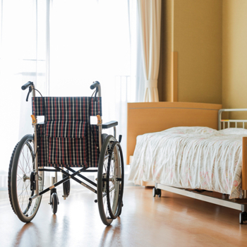 Pflegeheim Rollstuhl und Bett Foto iStock byryo.jpg